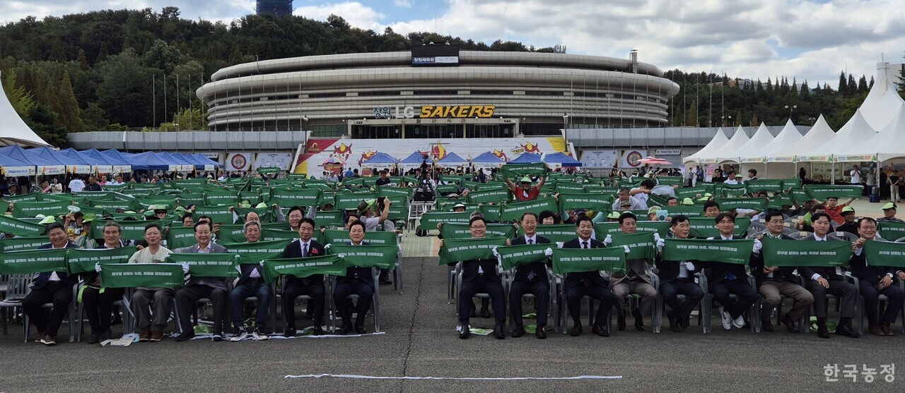 경남친환경농업협회는 지난 23일 경남 창원스포츠파크에서 제12회 경남 친환경 농업인대회를 개최했다. 이날 현장에는 경남 지역 친환경농민과 지역주민 800여명이 모였다.
