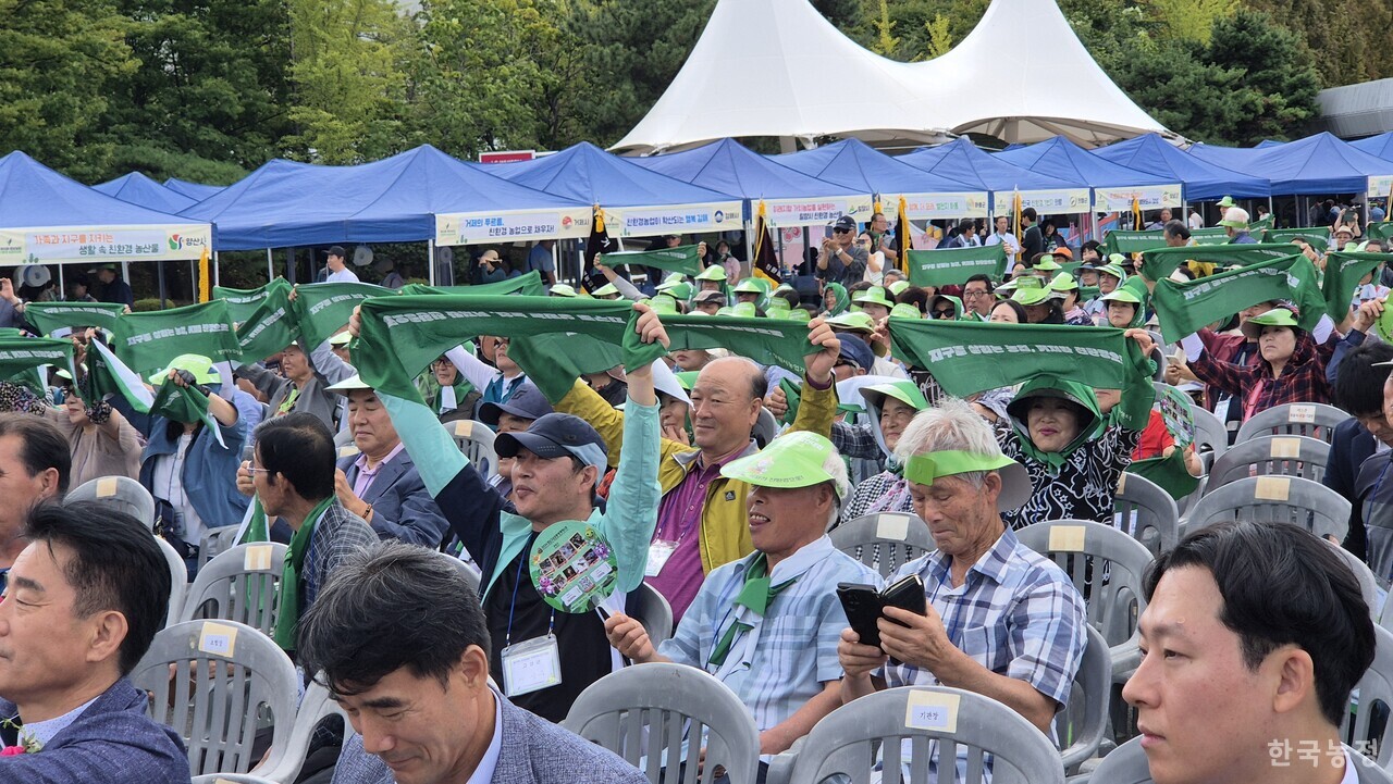 경남친환경농업협회는 지난 23일 경남 창원스포츠파크에서 제12회 경남 친환경 농업인대회를 개최했다. 이날 경남 지역 친환경농민들은 '지구를 살리는 농업 커져라 친환경으로'라는 슬로건을 높이 들었다.