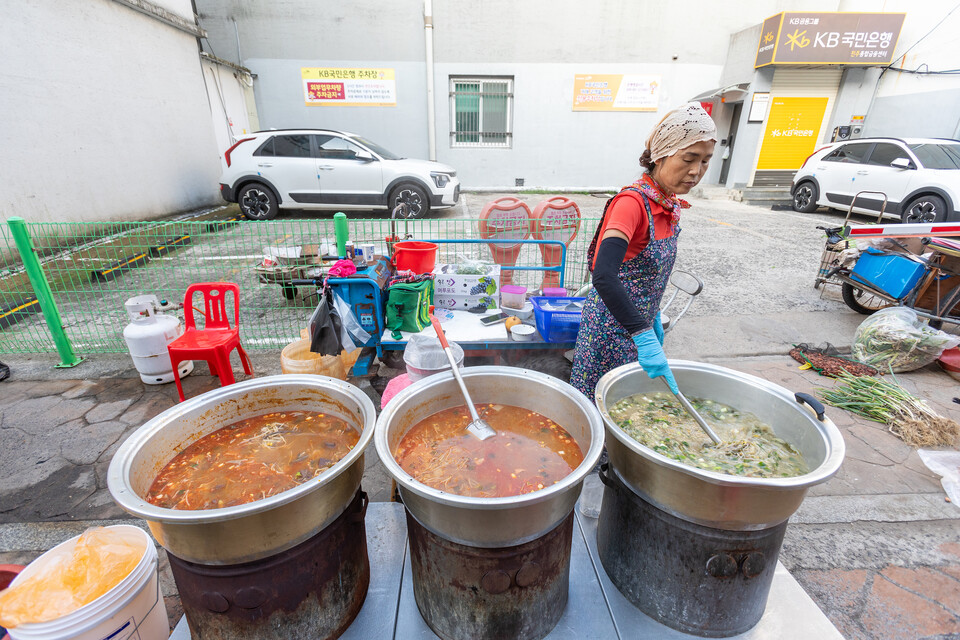 한 그릇 사다가 밥만 하면 영양도 맛도 한 가득 담아 먹을 국 3총사. 소머리국, 소고기무국, 장어국. 류관희 작가