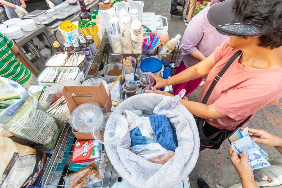 이른 시간의 지친 몸을 각성시키는 음료들도 여기저기서 팔리고 있어요. 류관희 작가