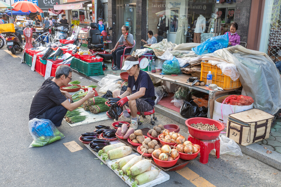 카드는 없어요, 현금이 오가는 새벽시장의 전경. 류관희 작가