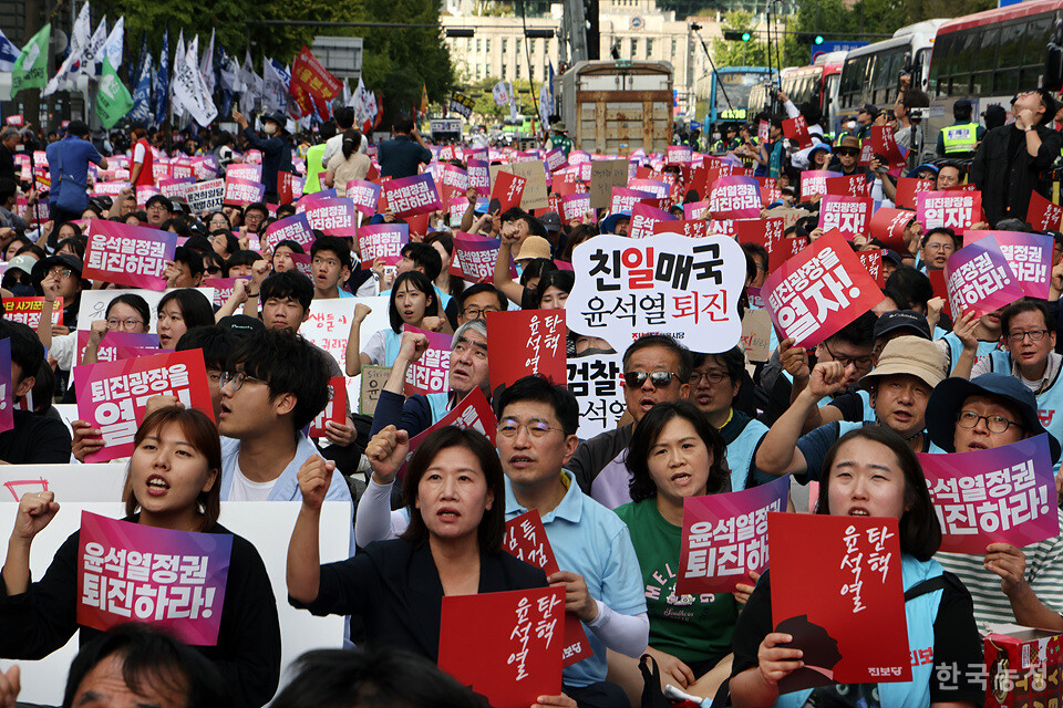 지난 28일 서울 숭례문 앞에서 열린 '퇴진광장을 열자! 9.28 윤석열정권 퇴진 시국대회'에서 1만여명의 시민들이 정권 퇴진 구호를 외치고 있다. 한승호 기자