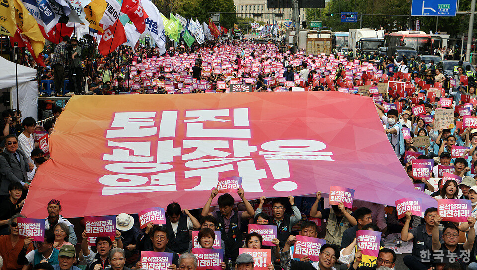 지난 28일 서울 숭례문 앞에서 열린 '퇴진광장을 열자! 9.28 윤석열정권 퇴진 시국대회'에서 1만여명의 시민들이 정권 퇴진 구호를 외치고 있다. 한승호 기자