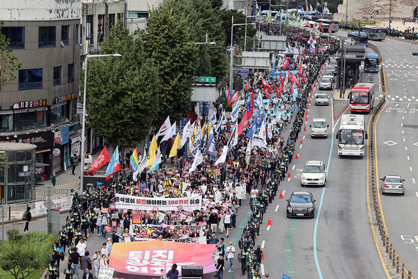 지난 28일 서울 숭례문 앞에서 열린 '퇴진광장을 열자! 9.28 윤석열정권 퇴진 시국대회'에서 1만여명의 시민들이 '퇴진광장을 열자'가 적힌 대형 현수막을 앞세우고 용산 대통령실을 향해 행진하고 있다. 한승호 기자