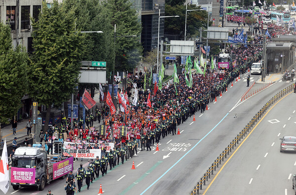 지난 28일 서울 숭례문 앞에서 열린 '퇴진광장을 열자! 9.28 윤석열정권 퇴진 시국대회'에서 1만여명의 시민들이 용산 대통령실을 향해 행진하고 있다. 한승호 기자