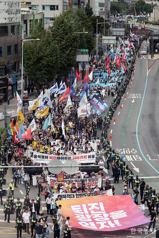 지난 28일 서울 숭례문 앞에서 열린 '퇴진광장을 열자! 9.28 윤석열정권 퇴진 시국대회'에서 1만여명의 시민들이 이 '퇴진광장을 열자'가 적힌 대형 현수막을 앞세우고 용산 대통령실을 향해 행진하고 있다. 한승호 기자