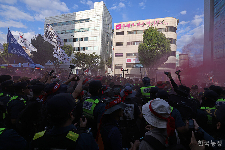 지난 28일 서울 숭례문 앞에서 '퇴진광장을 열자! 9.28 윤석열정권 퇴진 시국대회'가 열린 가운데 노동자들이 정권에 항의하는 의미로 연막탄을 터뜨리자 경찰이 이를 제지하고 있다. 한승호 기자
