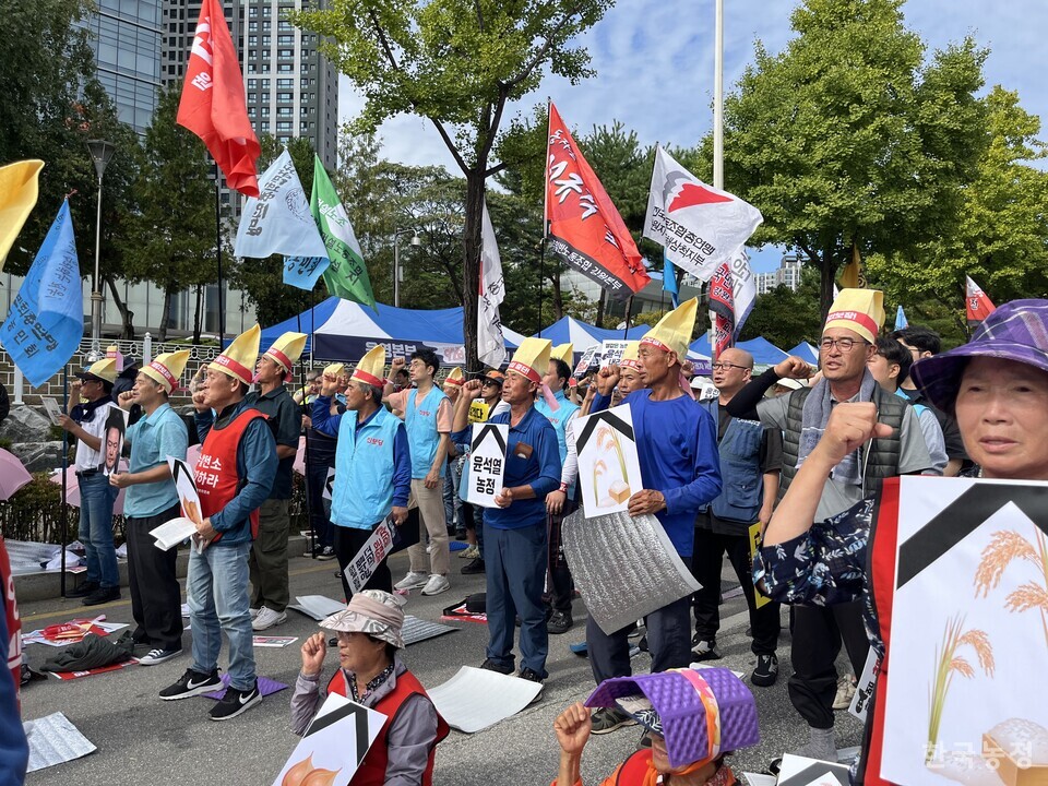 지난 28일 열린 '9.28 윤석열정권퇴진 강원대회'에서 상모를 착용한 농민들이 ‘농민말살, 농업파괴 윤석열정권 퇴진’을 외치고 있다.