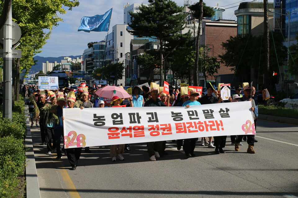 지난 28일 열린 '9.28 윤석열정권퇴진 강원대회'에서 상모를 착용한 농민들이 ‘농민말살, 농업파괴 윤석열정권 퇴진하라!'라고 적힌 현수막을 들고 행진하고 있다. 윤석열정권퇴진강원운동본부 제공