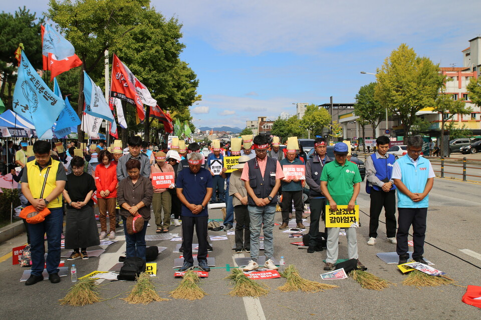 지난 28일 열린 '9.28 윤석열정권퇴진 강원대회'에서 상모를 착용한 농민들이 볏단을 내려놓고 민중의례를 하고 있다. 윤석열정권퇴진강원운동본부 제공