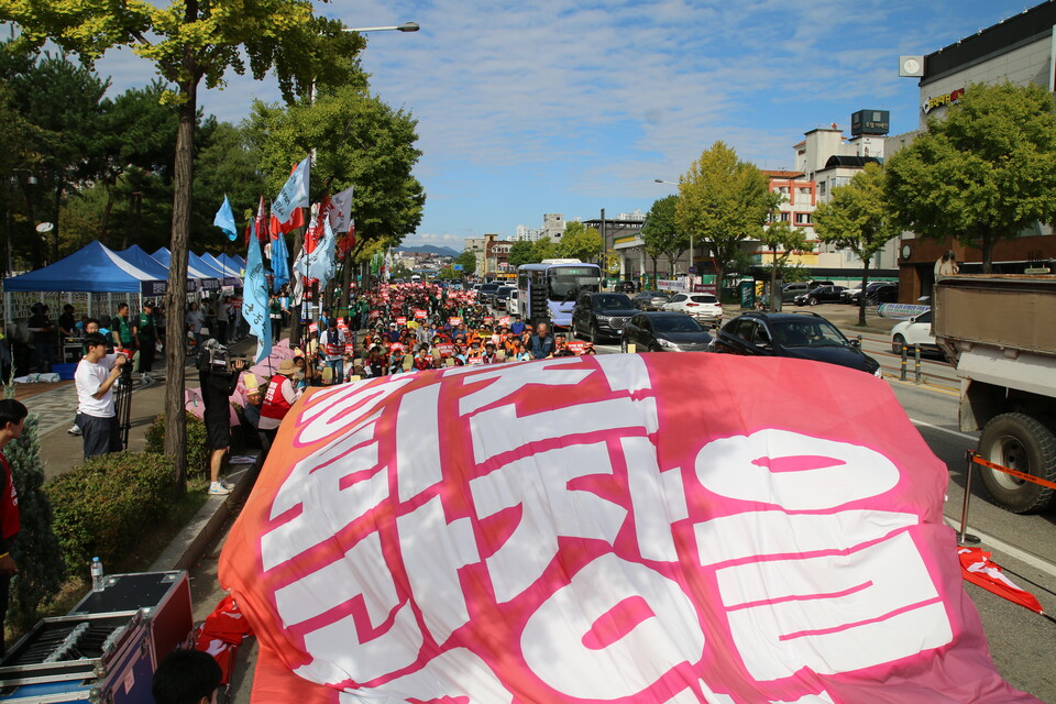  지난 28일 열린 '9.28 윤석열정권퇴진 강원대회'에서 ‘강원에서 퇴진광장을 열자’라는 대형 현수막을 펼치는 퍼포먼스가 진행되고 있다. 윤석열정권퇴진강원운동본부 제공
