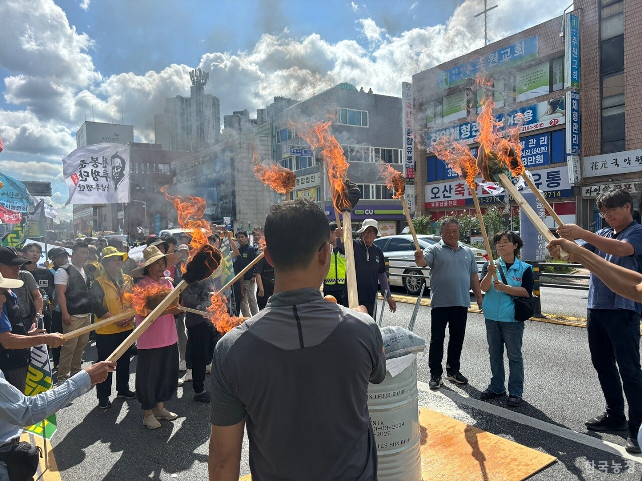 농민들이 수입쌀을 불태우는 상징의식을 진행하고 있다.