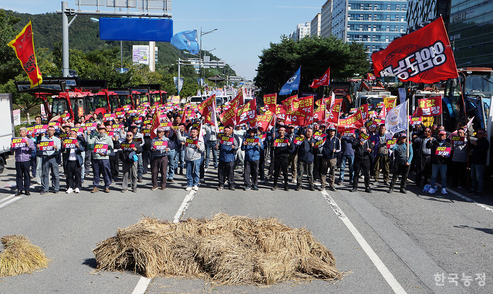 2일 오후 전남 무안군 전남도청 앞에서 열린 ‘쌀값보장! 재난대책 수립! 광주전남농민대회’에서 ‘쌀값 보장’, ‘농민생존권 사수’, ‘벼멸구 재해 인정’ 등이 적힌 깃발과 손팻말을 든 농민들이 구호를 외치고 있다. 한승호 기자