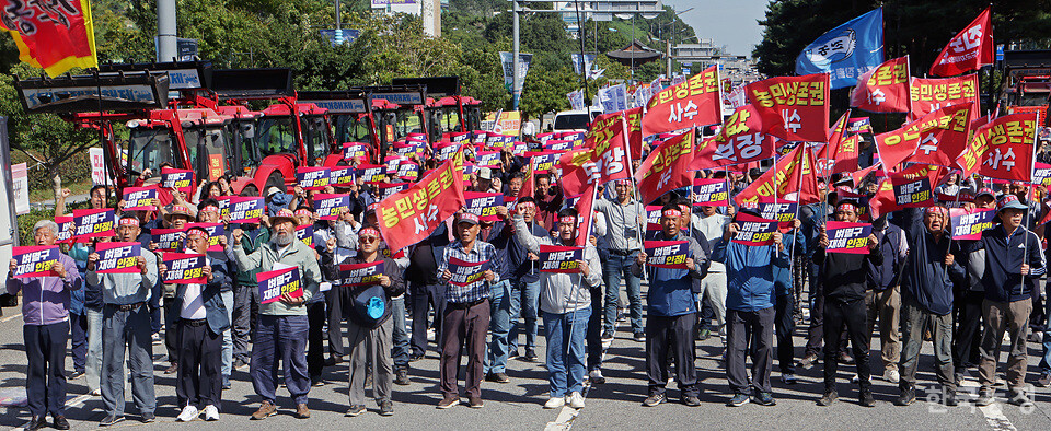 2일 오후 전남 무안군 전남도청 앞에서 열린 ‘쌀값보장! 재난대책 수립! 광주전남농민대회’에서 ‘쌀값 보장’, ‘농민생존권 사수’, ‘벼멸구 재해 인정’ 등이 적힌 깃발과 손팻말을 든 농민들이 구호를 외치고 있다. 한승호 기자