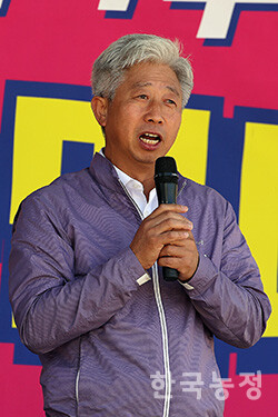 2일 오후 전남 무안군 전남도청 앞에서 열린 ‘쌀값보장! 재난대책 수립! 광주전남농민대회’에서 박형대 전라남도의회 의원이 벼 멸구 피해 재해 인정의 필요성에 대해 발언하고 있다. 한승호 기자