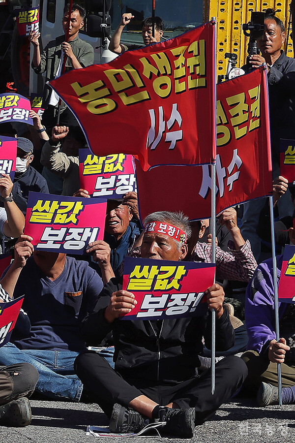 2일 오후 전남 무안군 전남도청 앞에서 열린 ‘쌀값보장! 재난대책 수립! 광주전남농민대회’에서 ‘쌀값 보장’, ‘농민생존권 사수’ 등이 적힌 깃발과 손팻말을 든 농민들이 구호를 외치고 있다. 한승호 기자