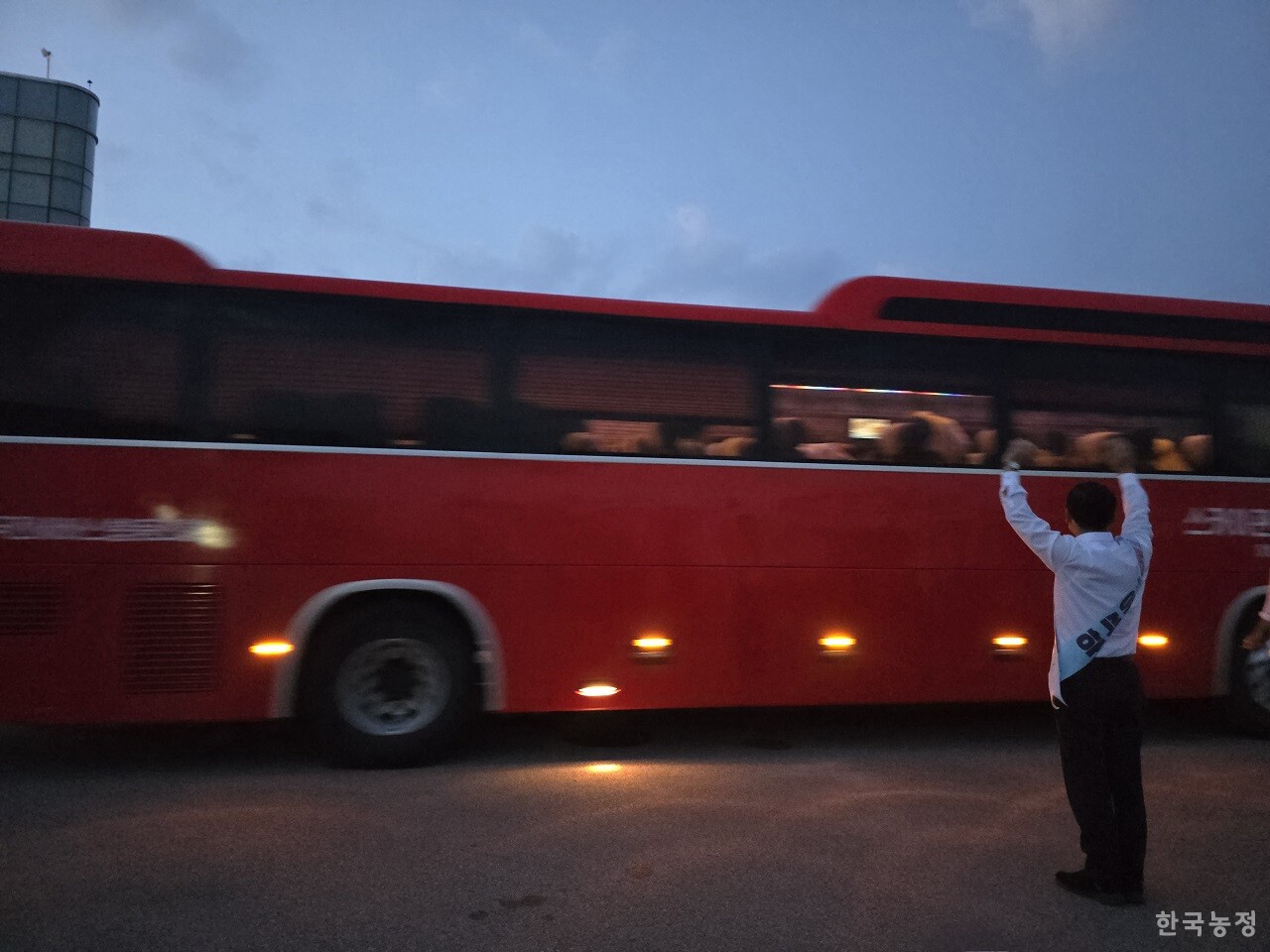 새벽 5시 50분, 이석하 후보자가 상경하는 불갑사 신도들을 배웅하고 있다.