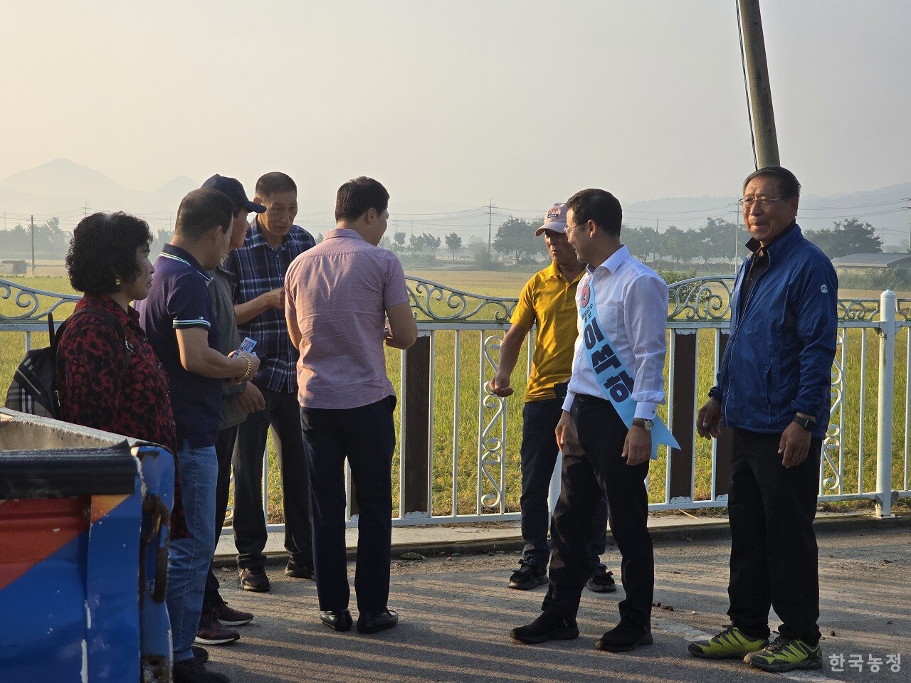 오전 8시, 선진지 견학을 떠나는 군서면 번영회원들을 배웅하러 나온 이 후보자.