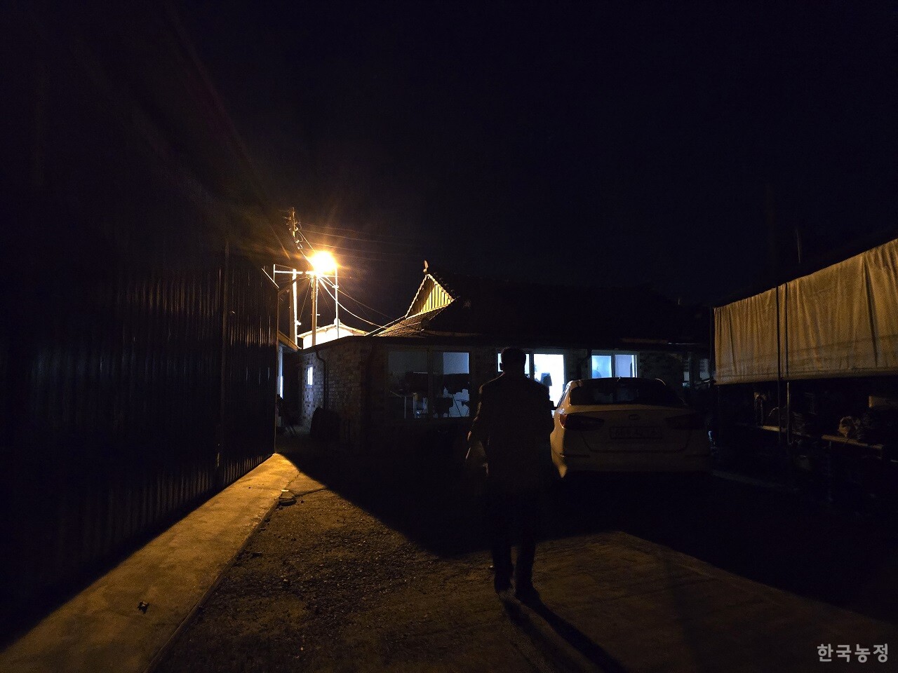 오후 11시, 이 후보자가 일과를 마치고 집으로 들어가고 있다.