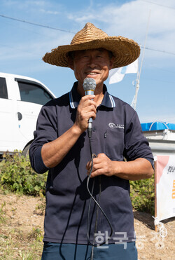 지난 5일 철원군농민회 주최로 강원도 철원군 철원읍의 민간인출입통제구역 안 논에서 통일쌀 벼베기 행사가 열렸다. 김용빈 전국농민회총연맹 강원도연맹 부의장이 환영사를 하고 있다.