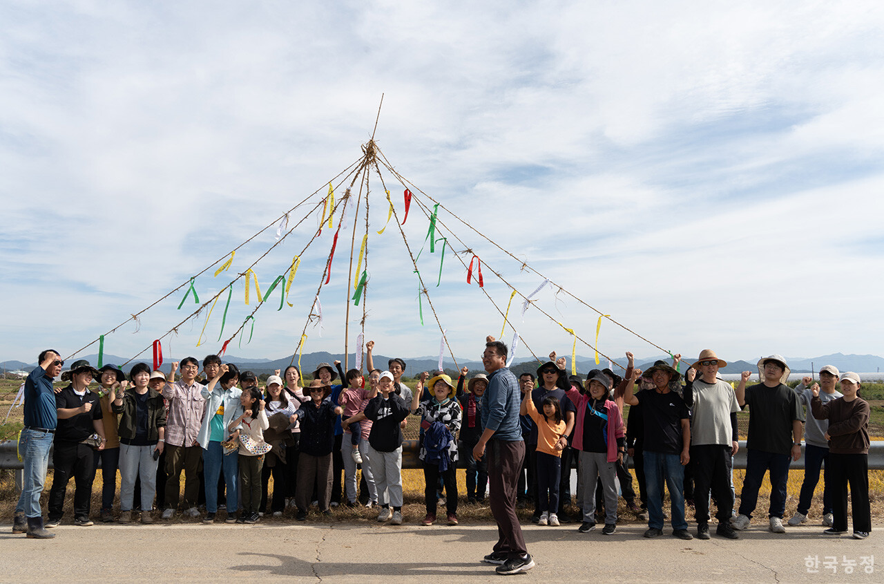 철원군농민회 주최로 5일 강원도 철원군 철원읍의 민간인출입통제구역 안 논에서 통일쌀 벼베기 행사가 열렸다. 철원군농민회와 인천도시농부네트워크를 비롯한 참가자들이 벼베기를 끝내고 함께 구호를 외치고 있다.