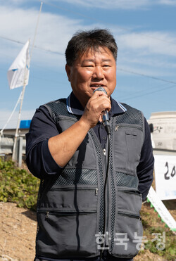 지난 5일 철원군농민회 주최로 강원도 철원군 철원읍의 민간인출입통제구역 안 논에서 통일쌀 벼베기 행사가 열렸다. 위재호 철원군농민회장이 참석자들에게 인사말을 전하고 있다. 