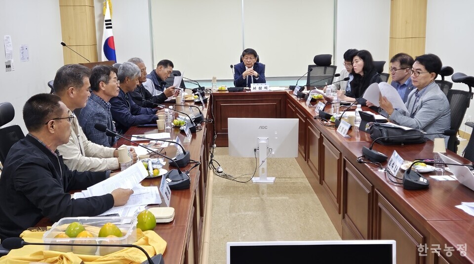 전남 영암군 금정면 떫은감(대봉감) 농가 대표단이 15일 서삼석 의원실이 마련한 간담회에서 떫은감 농작물재해보험 관련 약관 개정을 촉구했다. 