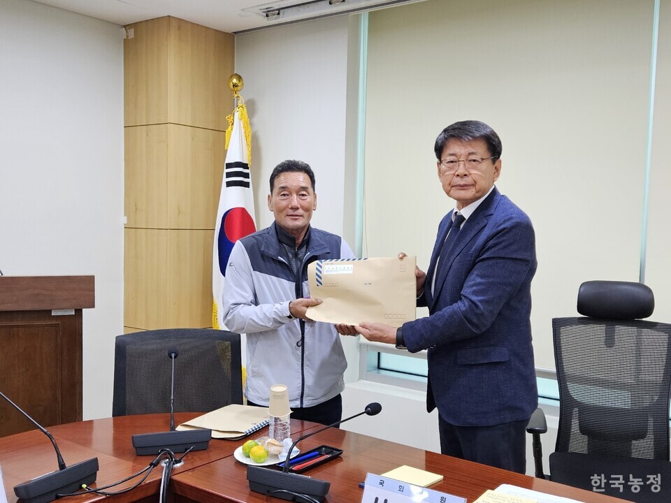 금정대봉감대책위원회가 서삼석 의원에게 농작물재해보험 약관 개정을 촉구하는 591명의 서명지를 전달했다. 