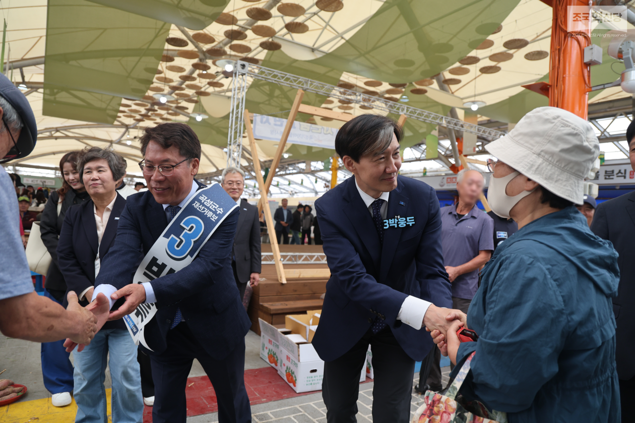 지난 3일 전남 곡성군의 한 시장에서 박웅두 조국혁신당 곡성군수 후보(왼쪽)와 조국 조국혁신당 대표가 상인들에게 인사하고 있다. 조국혁신당 제공