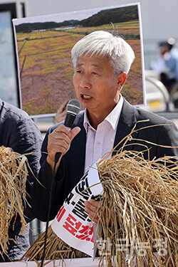 지난달 30일 서울 용산구 대통령실 앞에서 열린 ‘병충해·수해 특별대책 촉구대회’에서 박형대 전남도의원이 벼멸구 피해가 선명한 볏단을 들고 기후재난에 의해 발생한 자연재해에 대해 ‘특단의 대책’ 마련을 정부에 촉구하고 있다. 한승호 기자