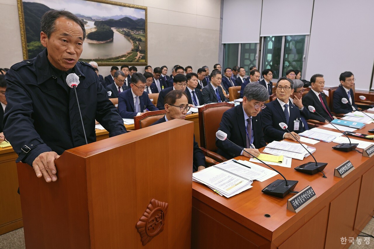 지난 22일 국회 농림축산식품해양수산위원회 회의실에서 열린 한국농어촌공사를 비롯한 6개 기관에 대한 국정감사에서 참고인으로 출석한 농민 배형택씨가 올해 침수 피해에 대한 공사의 업무 태만에 대해 증언하고 있는 가운데 이병호 사장이 이 모습을 지켜보고 있다. 한승호 기자