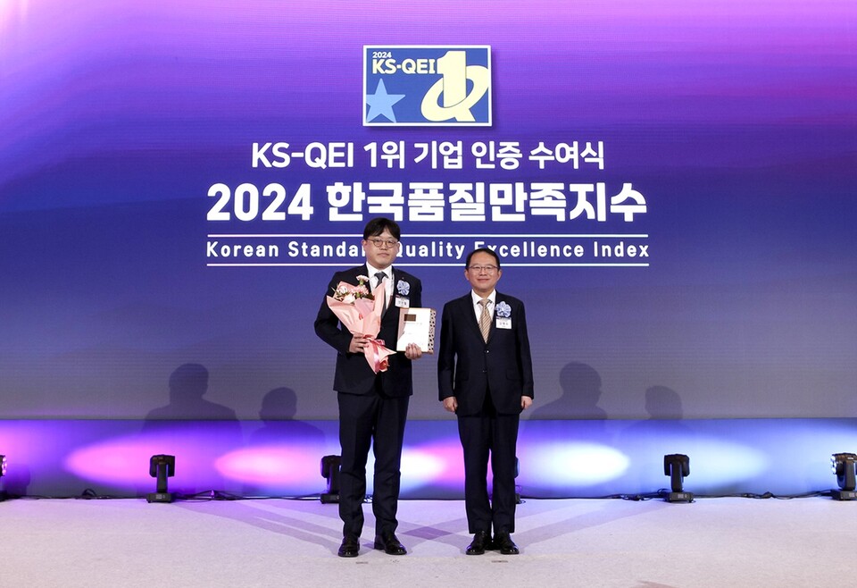 신인철 팜한농 CHO(왼쪽)와 강명수 한국표준협회장이 ‘2024 한국품질만족지수 인증 수여식’에서 기념 사진을 찍고 있다. 팜한농 제공 