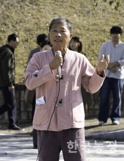 지난 11일 전북 고창군 청소년수련관에서 한국전력공사가 송전선로 건설사업 사업설명회를 열자 주민들이 사업 저지를 위한 집회를 개최했다. 집회에서 발언하는 문병태씨.