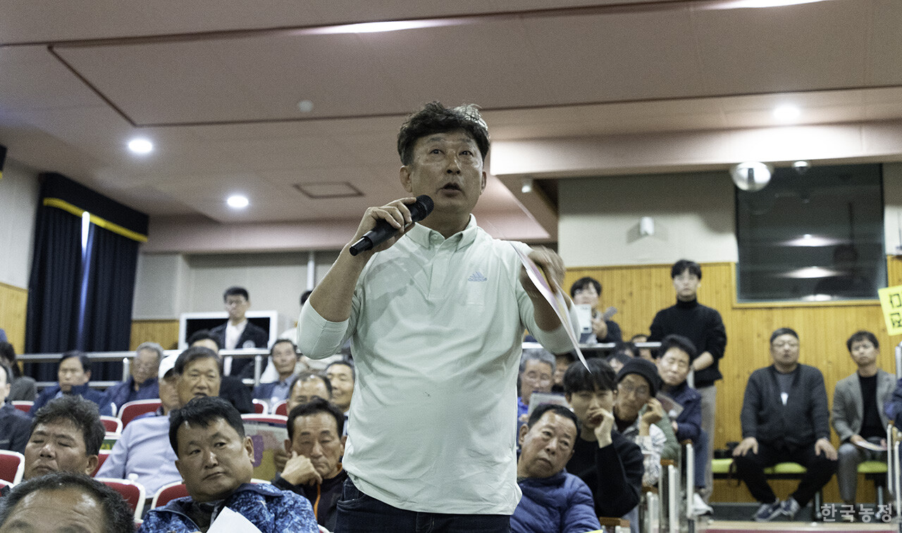 지난 11일 전북 고창군 청소년수련관에서 한국전력공사가 송전선로 건설사업 사업설명회를 열었다. 설명회장에서 표주원 고창군농민회 사무국장이 발언하고 있다.