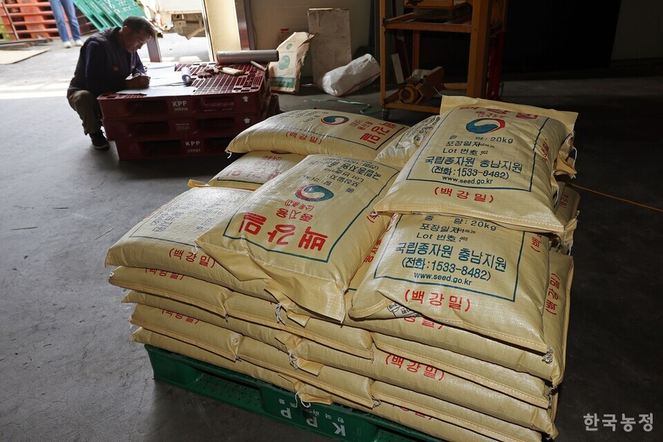 지난 12일 전남 구례군 광의면 구례밀영농조합법인 창고에서 한 농민이 국산밀 종자를 수령한 뒤 서류에 서명하고 있다. 한승호 기자