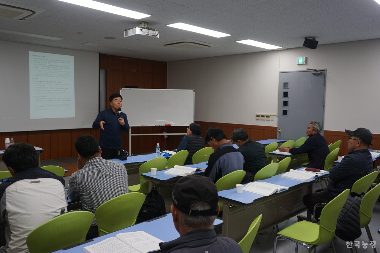 지난 12일 세종시 홍익대 국제연수원에서 전국농민회총연맹 협동조합개혁위원회 주최로 2025년 농협 예산대비 교육이 진행됐다. 1박 2일 교육에 참가한 각지의 농민들이 한자리에 모였다. 이용희 전농 협동조합개혁위원장이 참가자들을 대상으로 교육을 진행하고 있다.