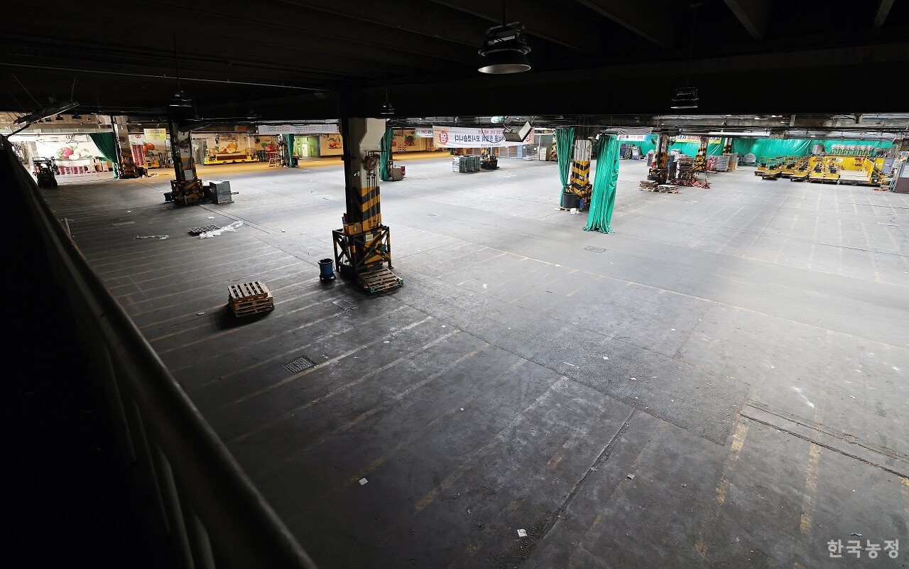 가락동농수산물도매시장 개장일 감축 시범사업 추진 계획이 또 변경돼 출하자 및 시장 관계자 사이에서 논란이 일고 있다. 가락시장 개장일 탄력적 운영 시범 휴업이 실시된 지난 3월 2일, 한 도매시장법인 경매장이 텅 비어있다. 한승호 기자