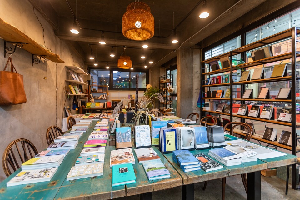 책을 한 권 사면 커피 쿠폰을 한 장 주는 작은 책방, '오르는 능'. 사진 류관희 작가