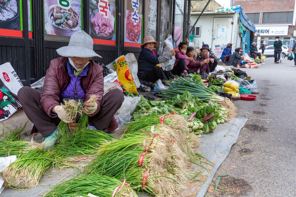 고령오일장의 어르신들. 이분들이 더 이상 장에 나오시지 않으면 오일장은 사라질 수도 있지 않을까. 사진 류관희 작가