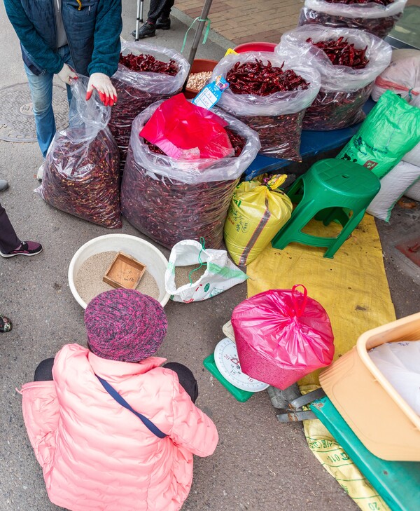 원하는 만큼 저울을 이용해 물건을 살 수 있는 곳이 오일장이다. 사진 류관희 작가