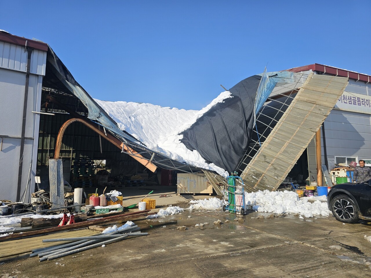 지난달 26~28일 내린 폭설로 인해 천장이 무너져 내린 경기도 이천시의 한 미곡종합처리장. 경기도친환경농업인연합회 제공