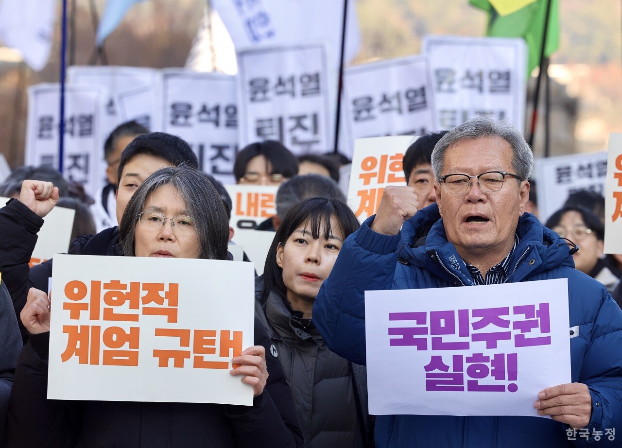 ‘윤석열 불법 계엄 규탄 내란죄 윤석열 퇴진 국민주권 실현을 위한 전면적 저항운동 선포 전국민 비상행동’이 4일 오전 9시 광화문광장에서 진행된 가운데 농민, 노동자 등 500여 시민들이 위헌적 계엄을 규탄하며 국민주권 실현을 촉구하고 있다. 한승호 기자