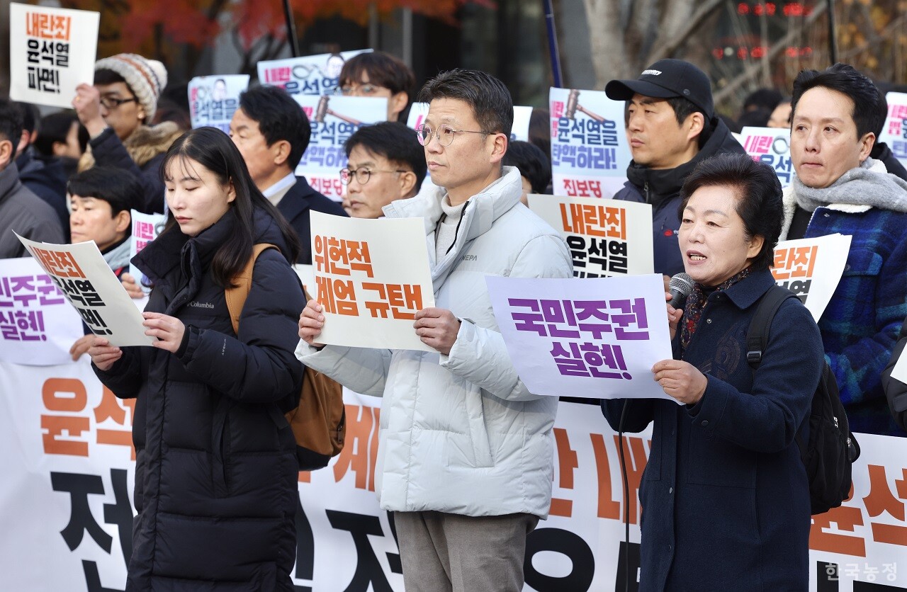 ‘윤석열 불법 계엄 규탄 내란죄 윤석열 퇴진 국민주권 실현을 위한 전면적 저항운동 선포 전국민 비상행동’이 4일 오전 9시 광화문광장에서 진행된 가운데 양옥희 전국여성농민회총연합 회장이 긴급 입장문을 낭독하고 있다. 한승호 기자