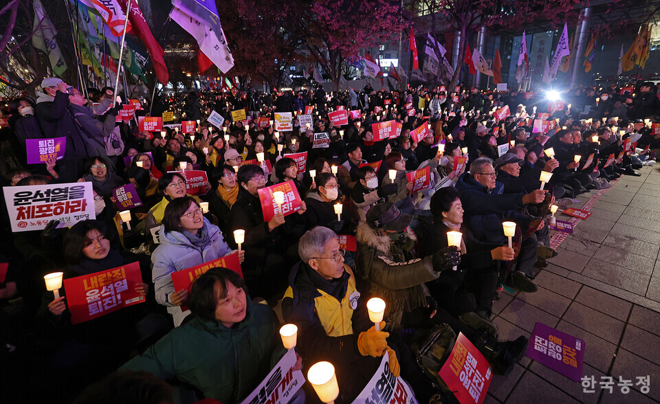 4일 저녁 서울 광화문 동화면세점 앞에서 열린 ‘내란죄 윤석열 퇴진! 국민주권 실현! 사회대개혁! 퇴진광장을 열자! 시민촛불’에 참석한 1만여명의 시민들이 ‘내란죄 윤석열의 퇴진’을 강하게 촉구하고 있다.