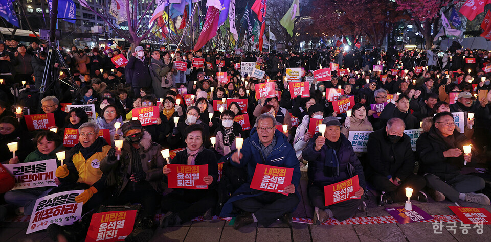 4일 저녁 서울 광화문 동화면세점 앞에서 열린 ‘내란죄 윤석열 퇴진! 국민주권 실현! 사회대개혁! 퇴진광장을 열자! 시민촛불’에 참석한 1만여명의 시민들이 ‘내란죄 윤석열의 퇴진’을 강하게 촉구하고 있다.