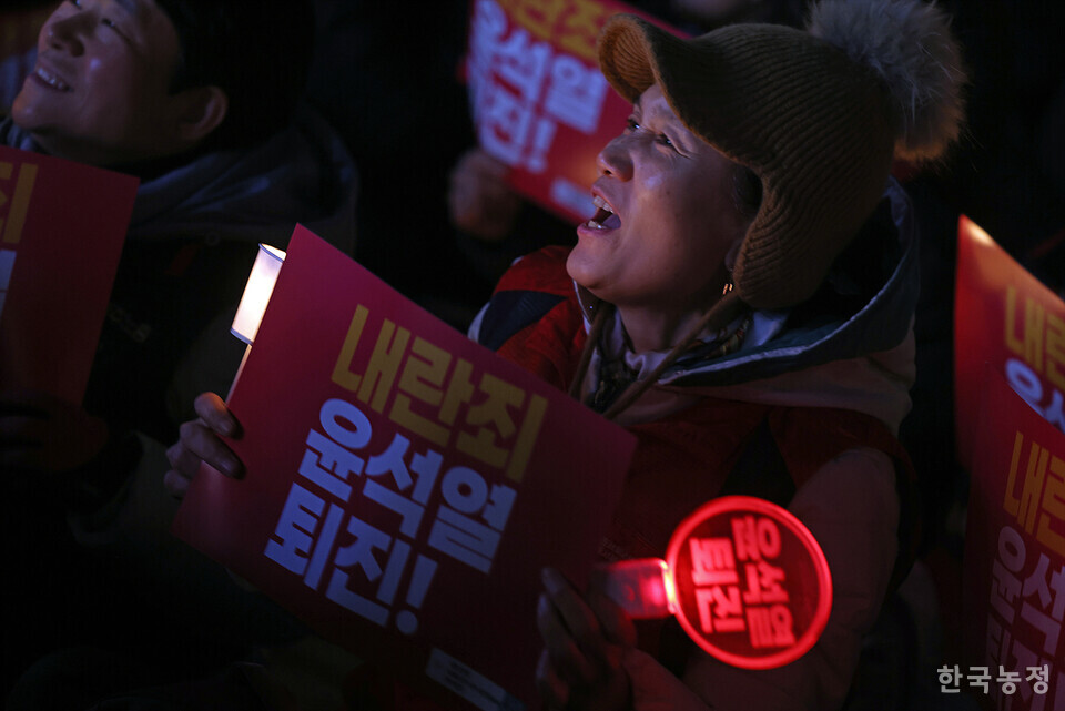 4일 저녁 서울 광화문 동화면세점 앞에서 열린 ‘내란죄 윤석열 퇴진! 국민주권 실현! 사회대개혁! 퇴진광장을 열자! 시민촛불’에 참석한 1만여명의 시민들이 ‘내란죄 윤석열의 퇴진’을 강하게 촉구하고 있다.