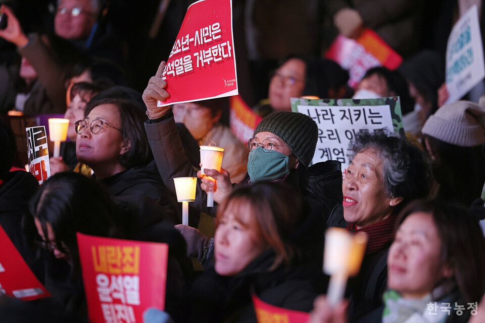 4일 저녁 서울 광화문 동화면세점 앞에서 열린 ‘내란죄 윤석열 퇴진! 국민주권 실현! 사회대개혁! 퇴진광장을 열자! 시민촛불’에 참석한 1만여명의 시민들이 ‘내란죄 윤석열의 퇴진’을 강하게 촉구하고 있다.