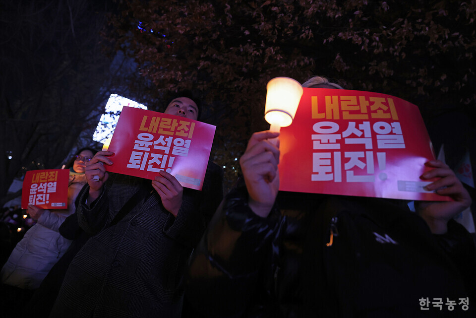 4일 저녁 서울 광화문 동화면세점 앞에서 열린 ‘내란죄 윤석열 퇴진! 국민주권 실현! 사회대개혁! 퇴진광장을 열자! 시민촛불’에 참석한 1만여명의 시민들이 ‘내란죄 윤석열의 퇴진’을 강하게 촉구하고 있다.