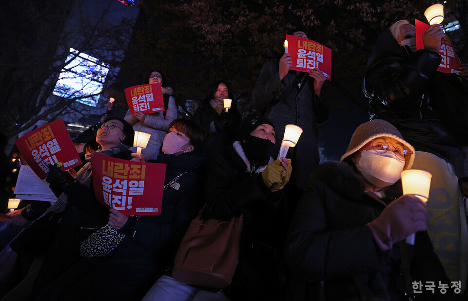 4일 저녁 서울 광화문 동화면세점 앞에서 열린 ‘내란죄 윤석열 퇴진! 국민주권 실현! 사회대개혁! 퇴진광장을 열자! 시민촛불’에 참석한 1만여명의 시민들이 ‘내란죄 윤석열의 퇴진’을 강하게 촉구하고 있다.