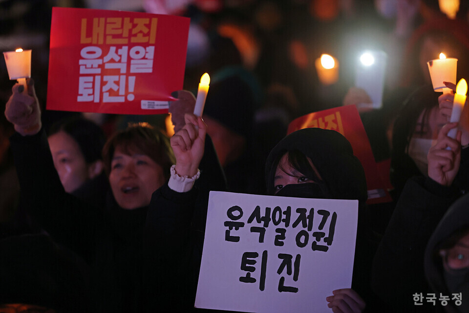 4일 저녁 서울 광화문 동화면세점 앞에서 열린 ‘내란죄 윤석열 퇴진! 국민주권 실현! 사회대개혁! 퇴진광장을 열자! 시민촛불’에 참석한 1만여명의 시민들이 ‘내란죄 윤석열의 퇴진’을 강하게 촉구하고 있다.